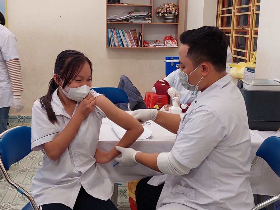 Lực lượng y tế triển khai tiêm phòng vắc xin cho học sinh Trường THCS An Hòa