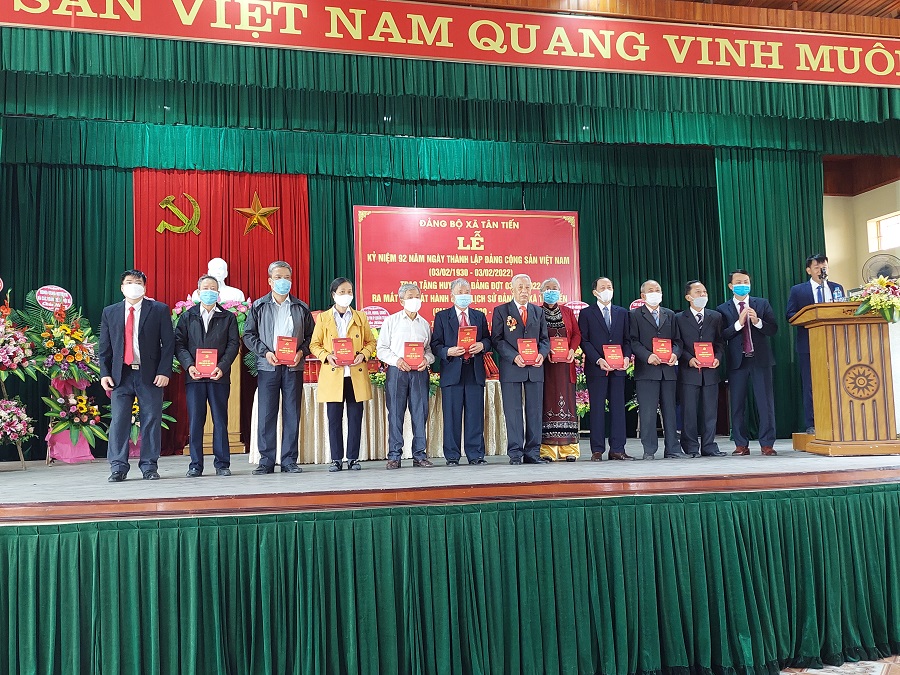 Đồng chí Vũ Khánh Huyền, Bí thư Đảng ủy xã Tân Tiến trao cuốn lịch sử Đảng bộ xã tới các chi bộ