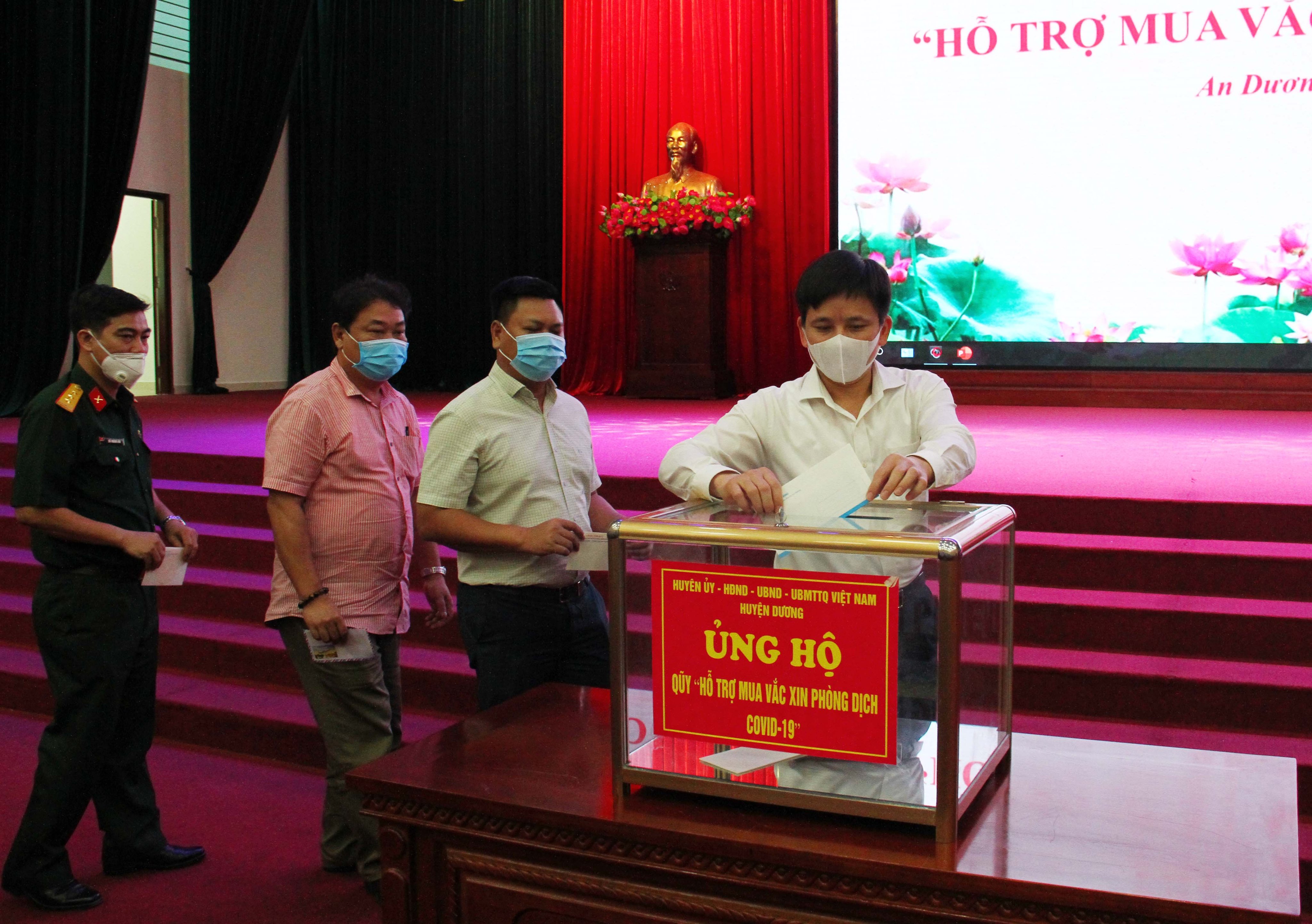 Lãnh đạo huyện An Dương tham gia ủng hộ Quỹ hỗ trợ mua vắc xin phòng chống Covid-19