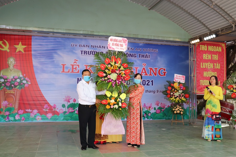 Lãnh đạo xã Hồng Thái, An Dương tặng hoa chúc mừng nhà trường dịp khai giảng năm học 2020- 2021