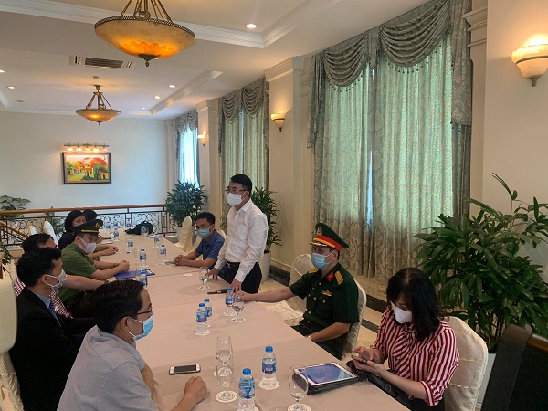 Đồng chí Lê Khắc Nam, Phó Chủ tịch UBND thành phố kiểm tra công tác phòng, chống dịch bệnh tại khách sạn Pearl River (phường Anh Dũng, quận Dương Kinh).