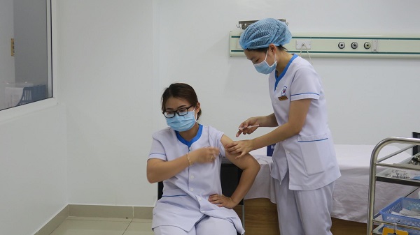 Nhân viên y tế Bệnh viện đa khoa Quốc tế Hải Phòng thực hiện tiêm phòng Covid-19 tại Bệnh viện