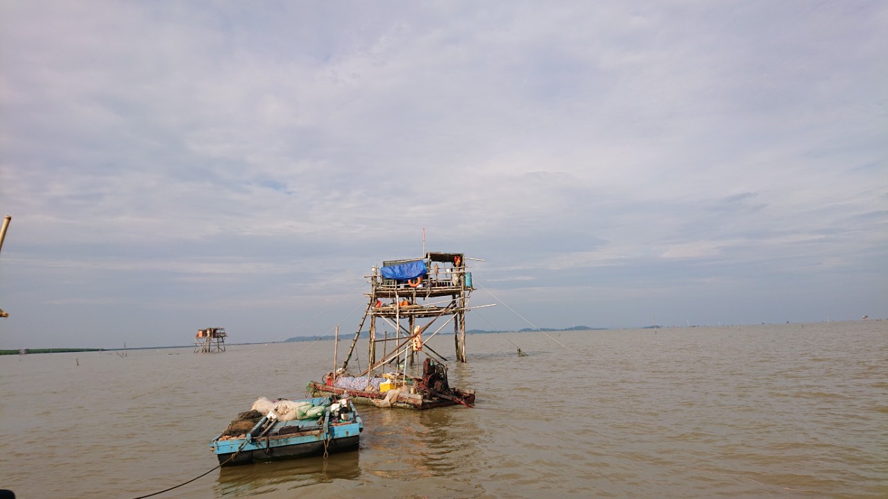 Một trong số nhiều chòi canh nuôi ngao tại vùng biển Vinh Quang 