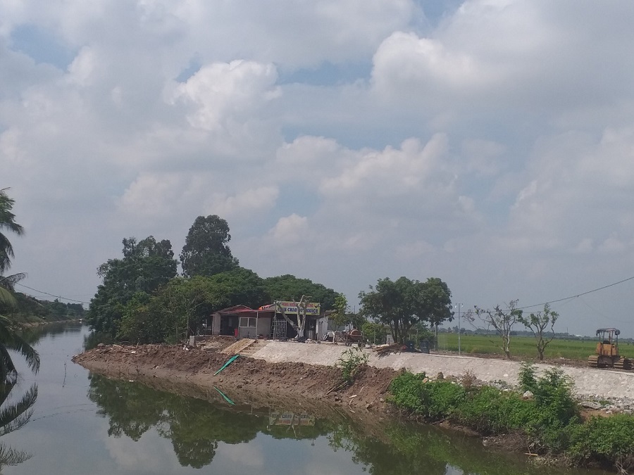 Một trường hợp vi phạm hành lang kênh Chanh Dương tại xã Thắng Thủy