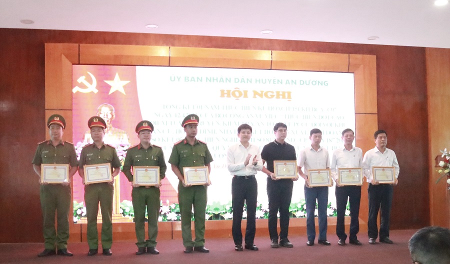 Đồng chí Phạm Việt Hùng, Phó bí thư Huyện ủy, Chủ tịch UBND huyện An Dương trao giấy khen tặng các tập thể tiêu biểu