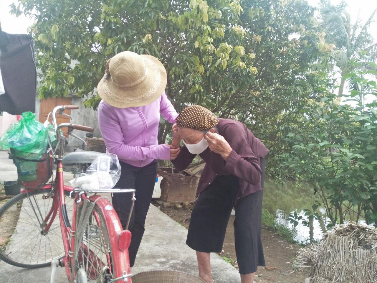 Các cấp hội chữ thập đỏ huyện Tiên Lãng tổ chức cấp phát khẩu trang cho người dân 