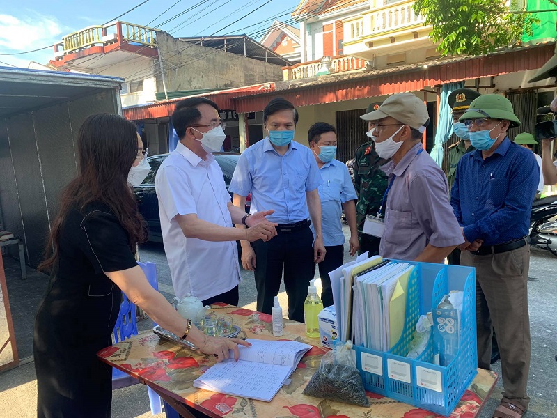 Phó Chủ tịch UBND thành phố Lê Khắc Nam cùng lãnh đạo Sở Y tế kiểm tra công tác phòng, chống dịch tại các chốt kiểm soát trên địa bàn huyện Vĩnh Bảo