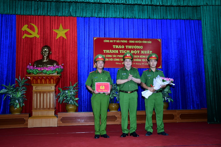 Đại tá Bùi Trung Thành- Phó Giám đốc CATP khen thưởng Công an xã Đồng Minh, huyện Vĩnh Bảo