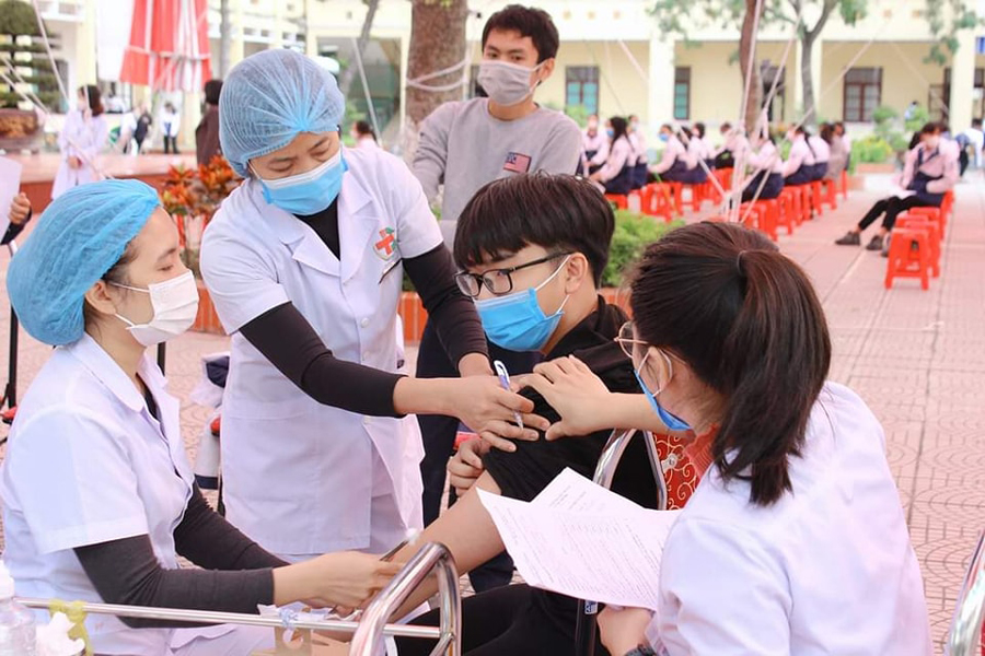 Cán bộ y tế Bệnh viện đa khoa Vĩnh Bảo tiêm vắc xin phòng Covid-19 cho học sinh Trường THPT Vĩnh Bảo.