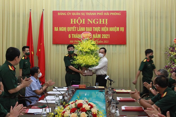 Đồng chí Trần Lưu Quang - Ủy viên Ban chấp hành Trung ương Đảng, Bí thư Thành ủy tặng hoa Đảng ủy Quân sự Thành phố