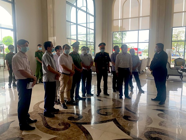 Đồng chí Lê Khắc Nam, Phó Chủ tịch UBND thành phố kiểm tra công tác phòng, chống dịch bệnh tại khách sạn Vinpearl Hotel Rivera Hải Phòng (phường Thượng Lý, quận Hồng Bàng).