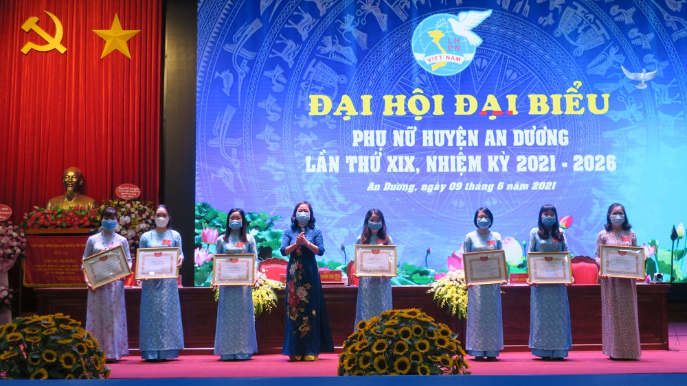 Đồng chí Vũ Thị Kim Liên - Chủ tịch Hội Liên hiệp Phụ nữ thành phố tặng Bằng khen cho các cá nhân có thành tích xuất sắc