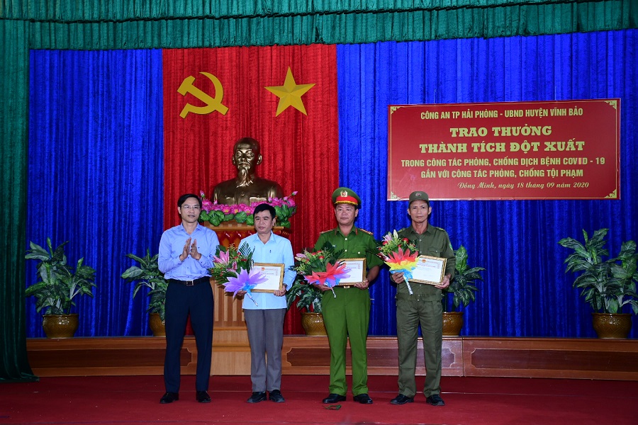 Đồng chí Nguyễn Đức Cảnh- Chủ tịch UBND huyện Vĩnh Bảo tặng giấy khen cho các cá nhân có thành tích xuất sắc trong công tác phòng chống tội phạm