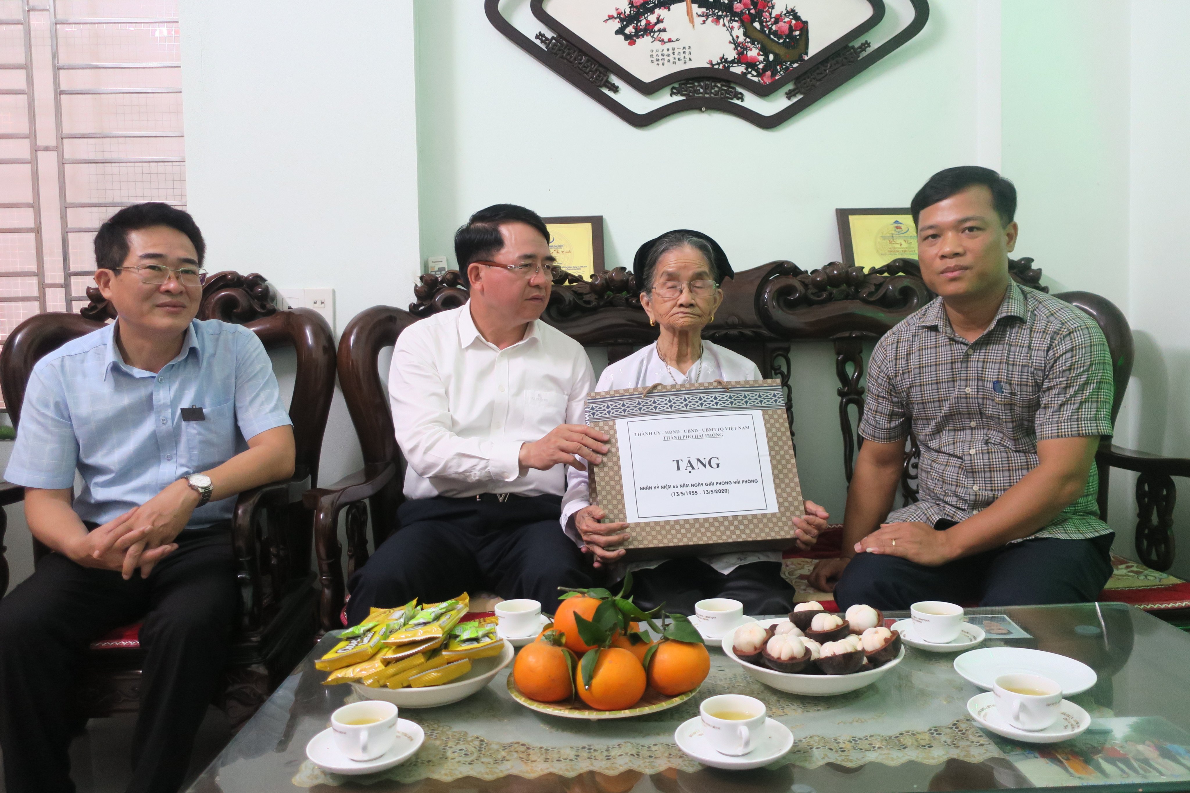 Đồng chí Lê Khắc Nam- Phó Chủ tịch UBND TP ân cần hỏi thăm sức khỏe Mẹ Việt Nam anh hùng tại huyện Tiên Lãng