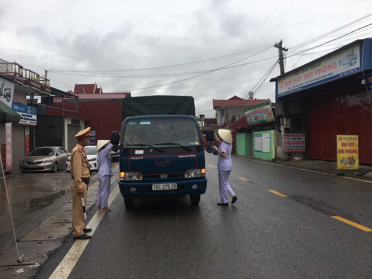 Cơ quan chức năng kiểm tra y tế trên tuyến QL17B thuộc địa phận huyện An Dương