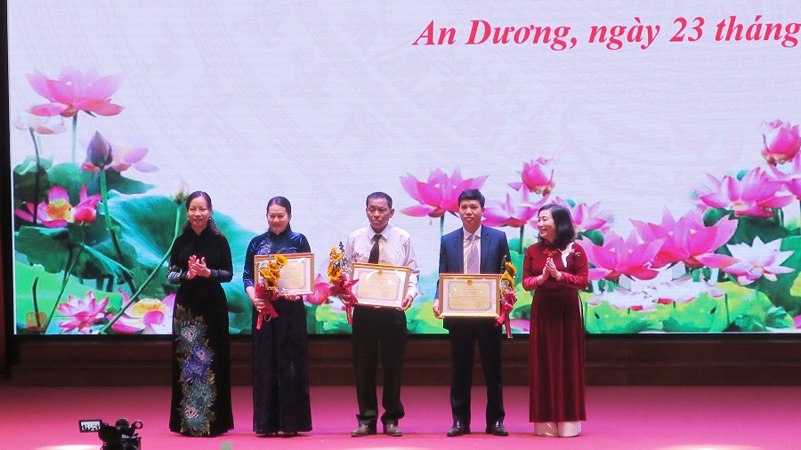 Các đồng chí Đào Khánh Hà- Trưởng ban Tuyên giáo và Trần Thị Quỳnh Trang- Bí thư Huyện ủy An Dương trao bằng khen tặng các tập thể, cá nhân  