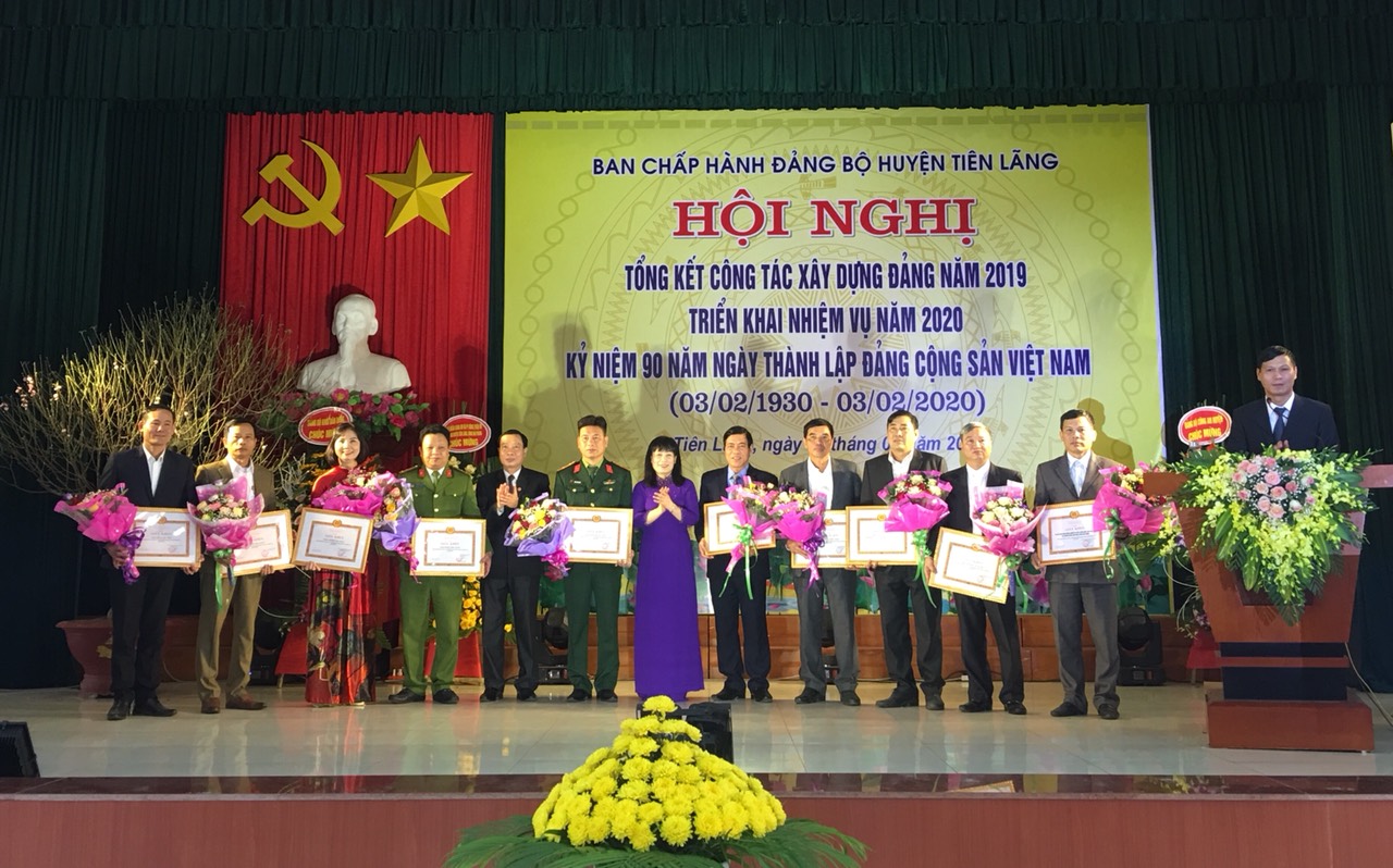 Lãnh đạo huyện Tiên Lãng trao giấy khen cho 10 Chi, Đảng bộ hoàn thành xuất sắc nhiệm vụ năm 2019