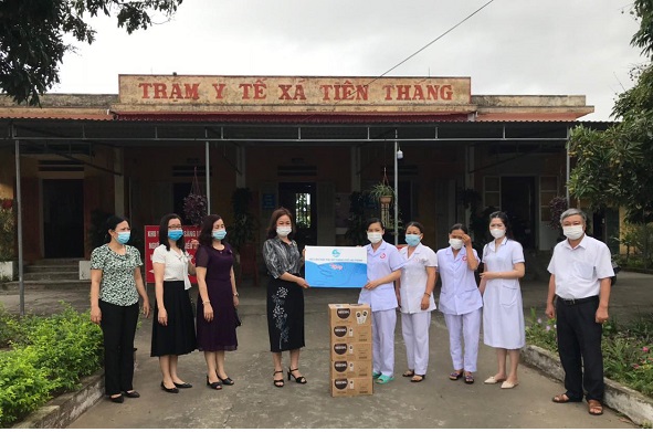 Đồng chí Vũ Thị Kim Liên, Chủ tịch Hội LHPN thành phố thăm và tặng quà tại Trạm Y tế xã Tiên Thắng 
