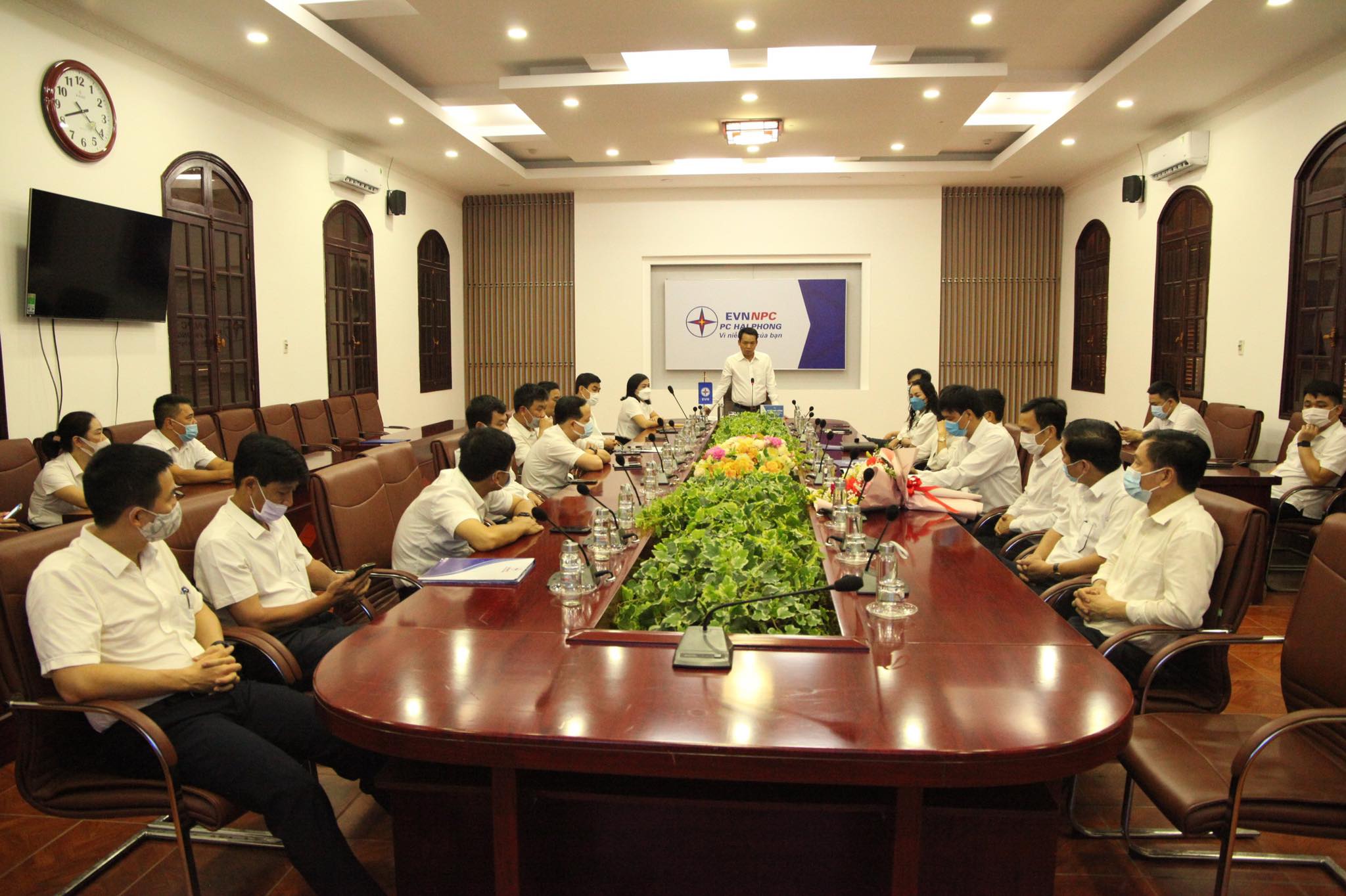 Ông Nguyễn Hữu Hưởng, Chủ tịch kiêm Giám đốc Công ty TNHH MTV Điện lực Hải Phòng điều hành cuộc họp chỉ đạo về công tác đảm bảo cấp điện phục vụ Ngày bầu cử