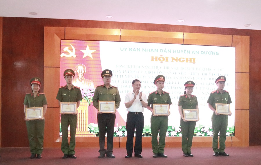 Đồng chí Lê Văn Cường- Phó Chủ tịch UBND huyện An Dương trao giấy khen tặng các tập thể tiêu biểu