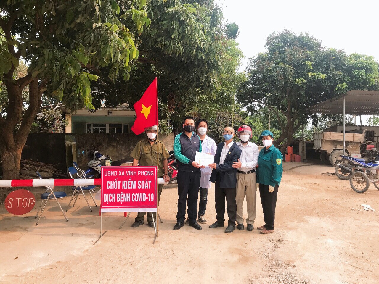 Vợ chồng bác Tư tại xã Vĩnh Phong ủng hộ Ban chỉ đạo phòng chống dịch xã 15 triệu tiền mặt 