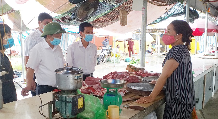 Lãnh đạo huyện Vĩnh Bảo kiểm tra công tác phòng chống dịch tại khu vực chợ thuộc xã Nhân Hòa