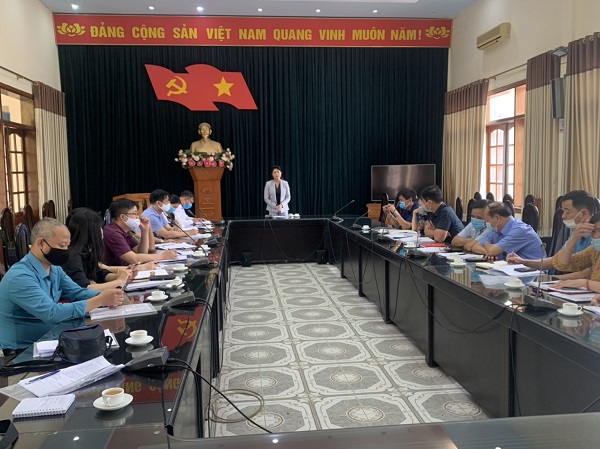 Đồng chí Trần Thị Hoàng Mai, Giám đốc Sở Văn hóa và Thể thao dẫn đầu đoàn kiểm tra, chấm thi cổ động trực quan đợt 1 tại huyện An Dương