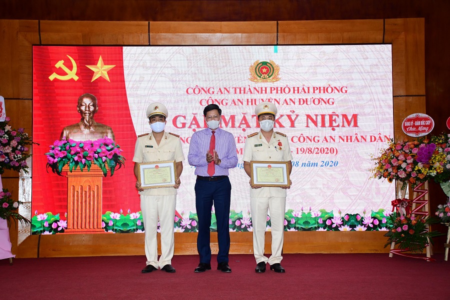 Đồng chí Lê Anh Quân – Bí thư Huyện ủy, Chủ tịch UBND huyện An Dương trao bằng khen của UBND TP  tặng 2 cá nhân có thành tích trong phong trào Bảo vệ ANTQ 