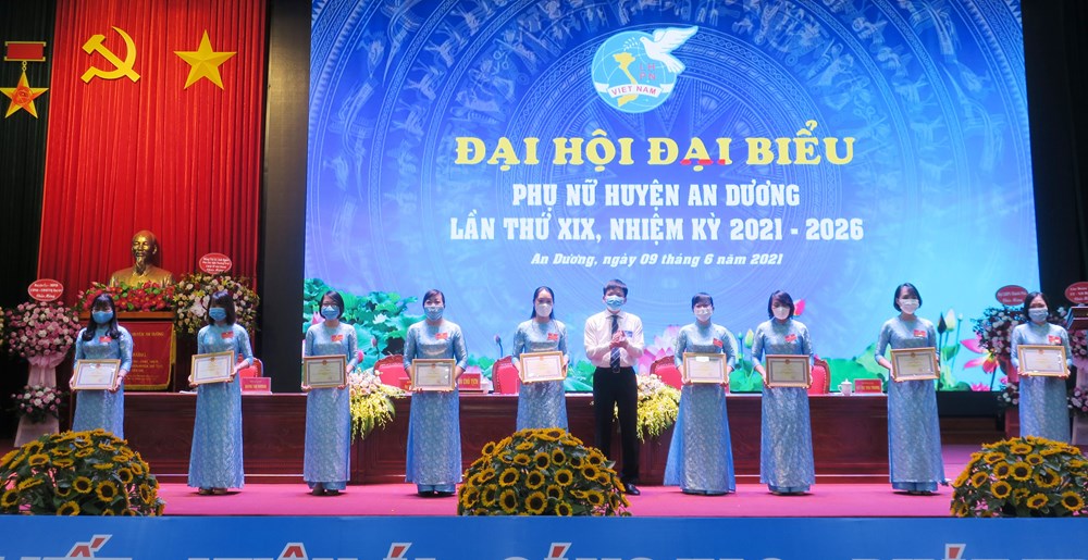Đồng chí Phạm Việt Hùng - Chủ tịch UBND huyện An Dương trao Bằng khen cho các cá nhân có thành tích xuất sắc