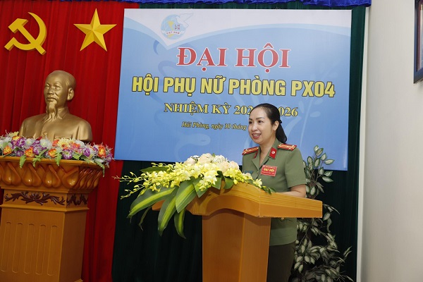 Đồng chí Thượng tá Nguyễn Thị Lan Hương, Chủ tịch Hội Phụ nữ Công an thành phố phát biểu tại Đại Hội (ảnh: Đàm Thanh)