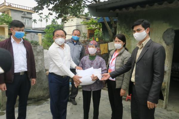 Phó bí thư Huyện ủy An Dương Nguyễn Trường Sơn tặng gạo hộ có hoàn cảnh khó khăn trên địa bàn