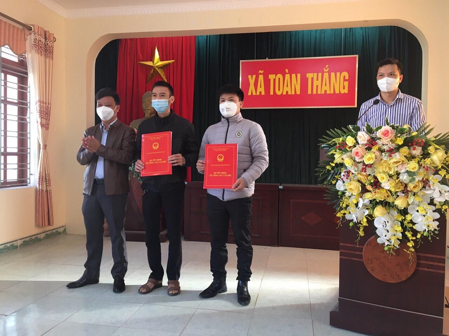 Đồng chí Nguyễn Ngọc Huy, Phó chủ tịch UBND huyện Tiên Lãng trao quyết định thành lập trạm Y tế lưu động tại xã Toàn Thắng 
