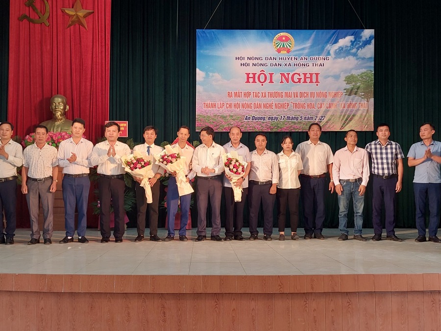 - Đại diện lãnh đạo xã Hồng Thái tặng hoa chúc mừng các thành viên Hợp tác xã Thương mại và Dịch vụ Nông nghiệp Hồng Thái