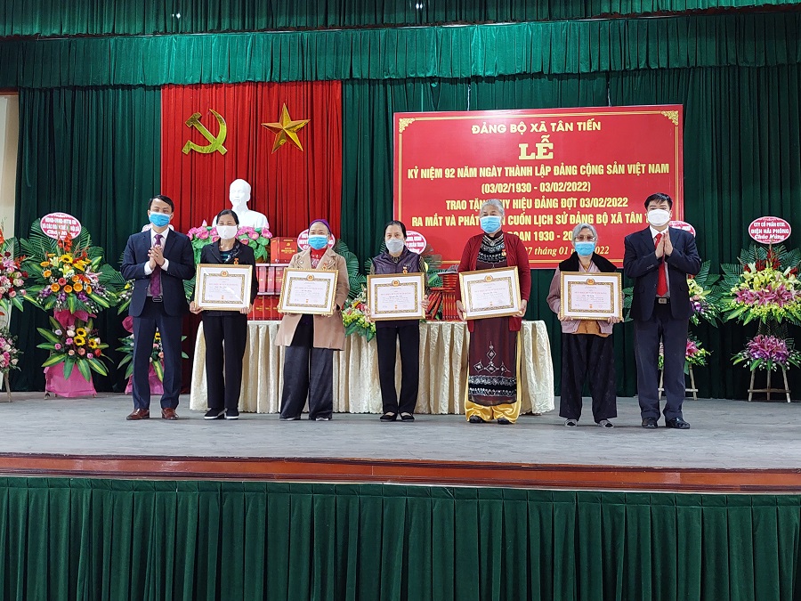 Đồng chí Nguyễn Văn Phức, Ủy viên Ban Thường vụ, Trưởng ban Tuyên giáo Huyện ủy, Giám đốc Trung tâm bồi dưỡng chính trị huyện trao huy hiệu Đảng đợt mồng 3-2 tặng các đảng viên