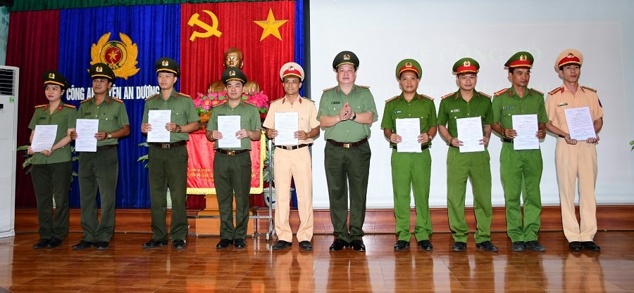 Đại tá Nguyễn Quốc Hùng- Phó Giám đốc CATP trao quyết định 