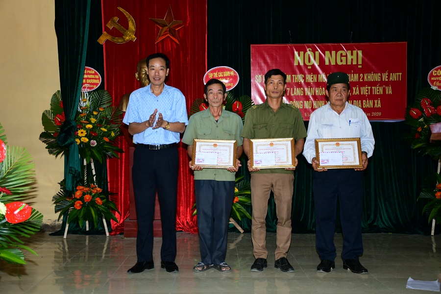 UBND huyện Vĩnh Bảo tặng giấy khen cho các tập thể có thành tích xuất sắc trong thực hiện phong trào