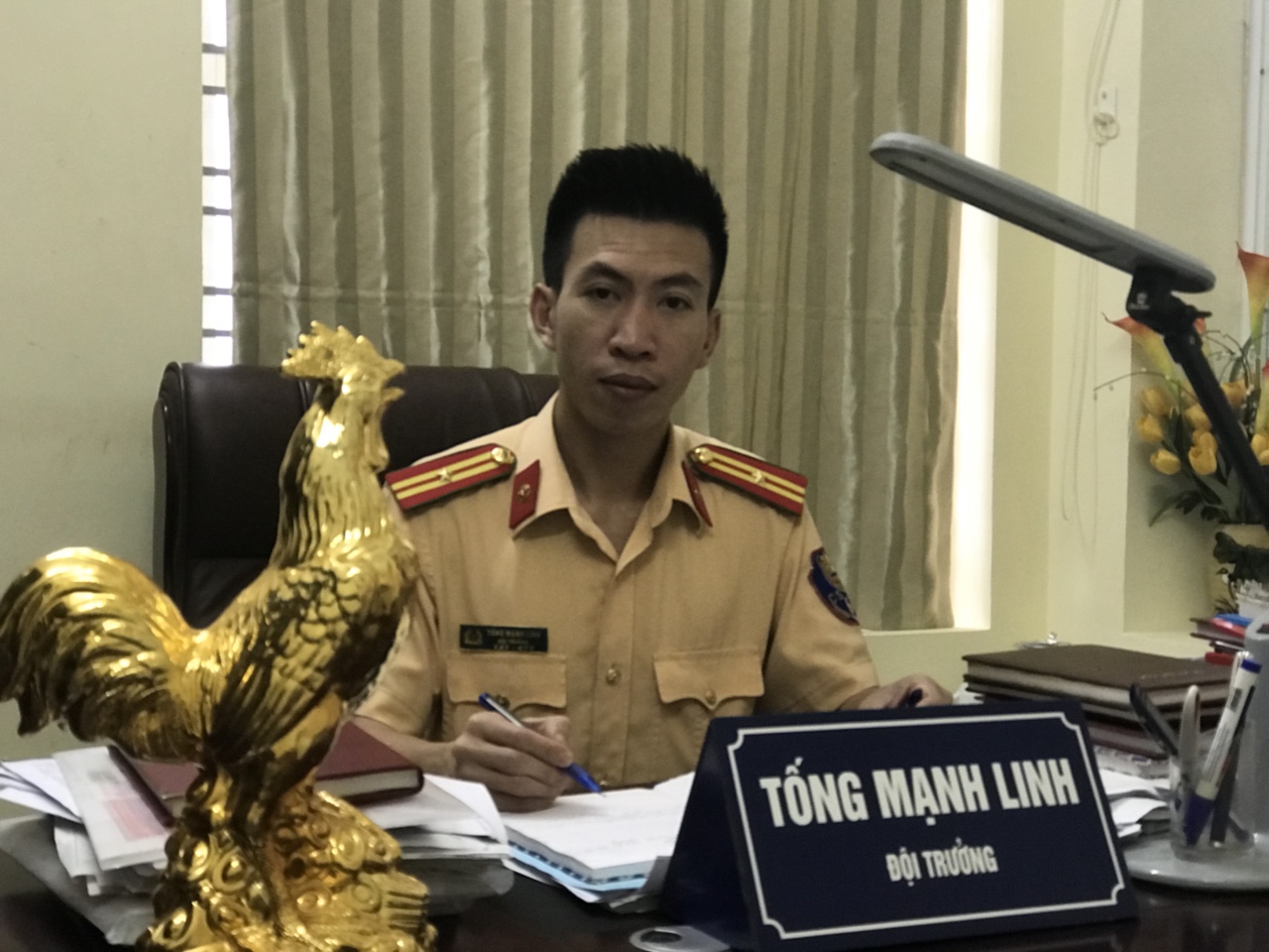 Thiếu tá Tống Mạnh Linh - Đội trưởng Đội CSGT-TT-CĐ CAH An Dương luôn nêu cao trách nhiệm công việc được giao