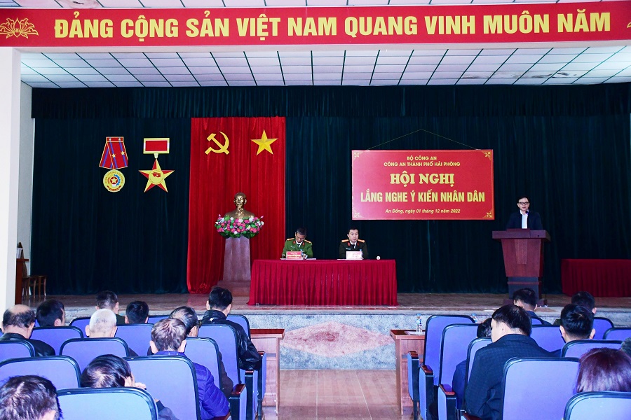 Đồng chí Đại tá Lê Trung Sơn - Phó Giám đốc CATP điều hành hội nghị lắng nghe ý kiến nhân dân tại xã An Đồng, An Dương 