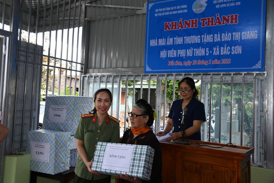 Đồng chí Thượng tá Nguyễn Thị Lan Hương- Chủ tịch Hội phụ nữ Công an thành phố trao quà tặng gia đình bà 