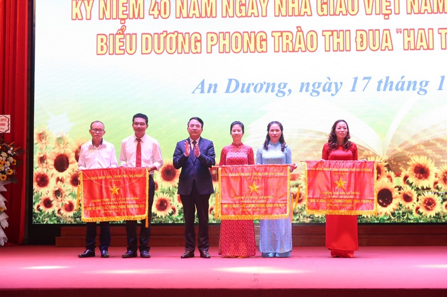 Đồng chí Lê Khắc Nam- Phó Chủ tịch UBND thành phố tặng Cờ thi đua cho 3 đơn vị trường học