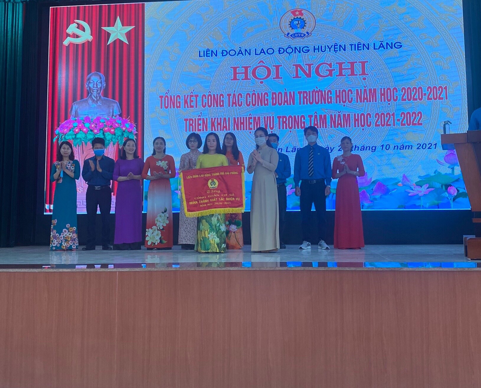 LĐLĐ thành phố tặng cờ thi đua cho công đoàn Trường THCS Kiến Thiết