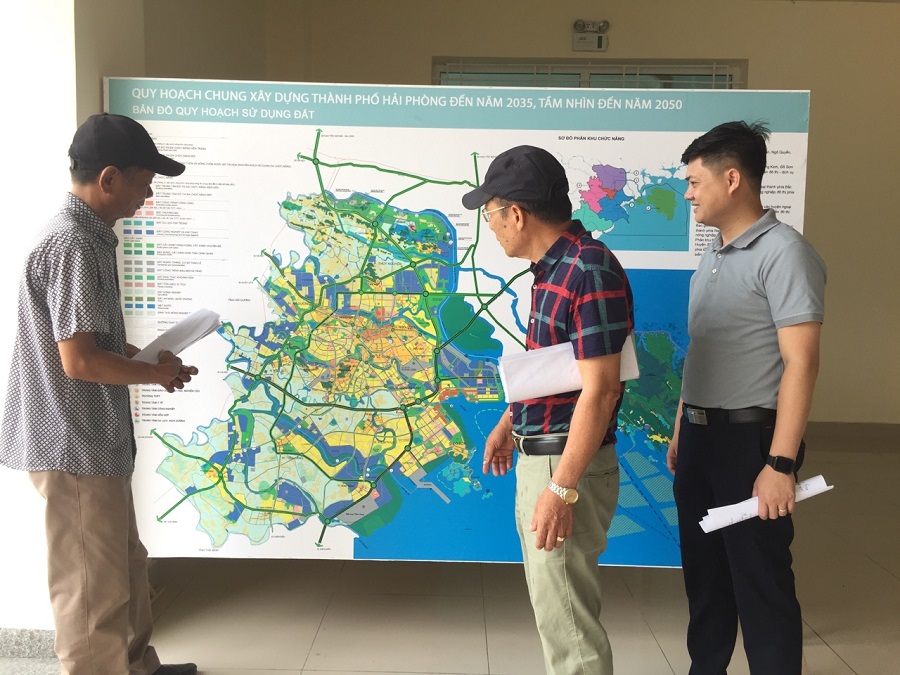 Các đại biểu xem quy hoạch chung thành phố Hải Phòng đến năm 2035, tầm nhìn đến năm 2050 