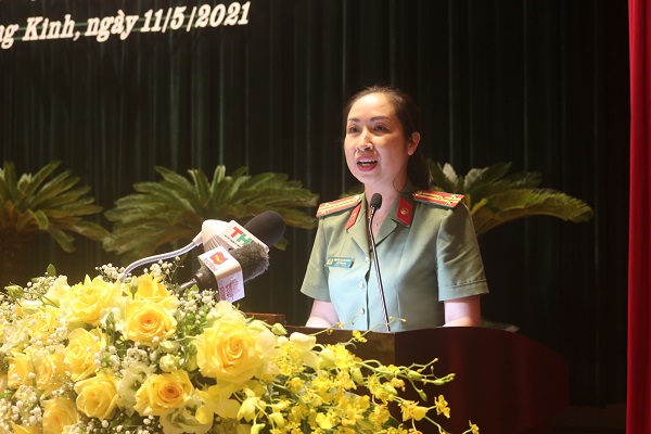 Thượng tá Nguyễn Thị Lan Hương- Chủ tịch Hội Phụ nữ Công an thành phố trình bày chương trình hành động tại hội nghị. 