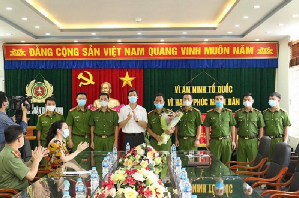 Đồng chí Nguyễn Minh Phương - Phó Bí thư Quận ủy, Chủ tịch UBND quận biểu dương cán bộ, chiến sĩ Công an quận đã phá thành công chuyên án về ma túy.