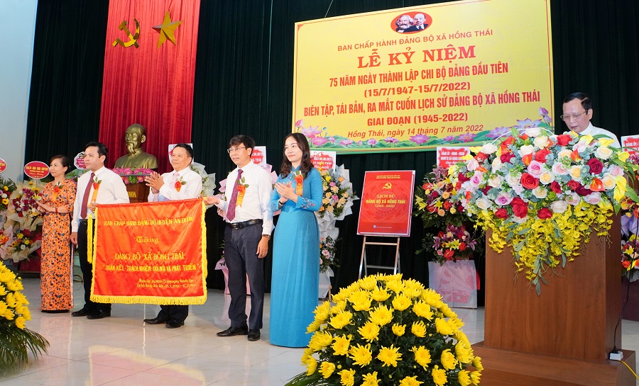 Lãnh đạo Huyện ủy- HĐND huyện An Dương trao bức trướng tặng Đảng bộ xã Hồng Thái 