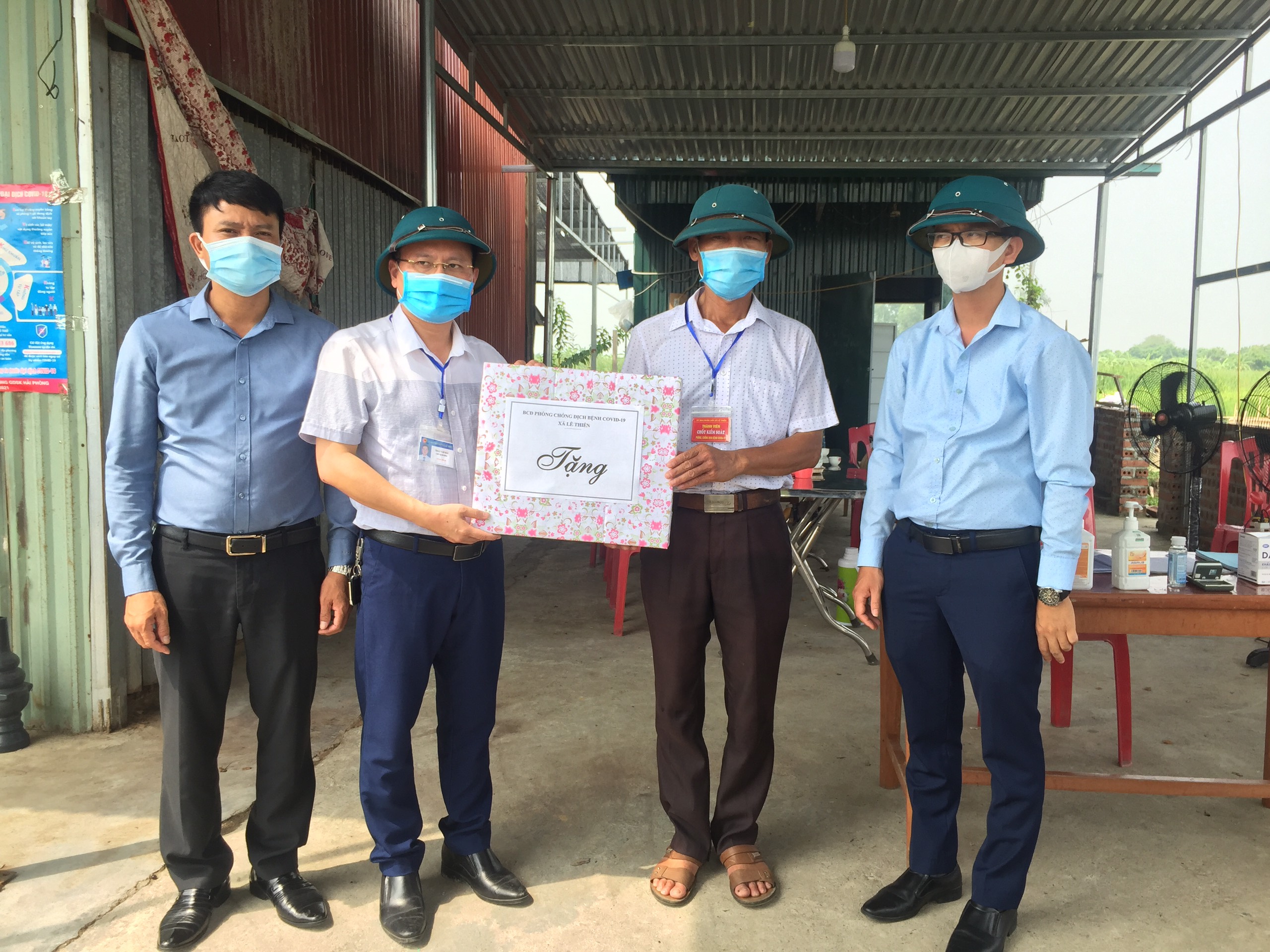 Lãnh đạo xã Lê Thiện trao kinh phí hỗ trợ chốt cầu Bồng, thôn Cữ 