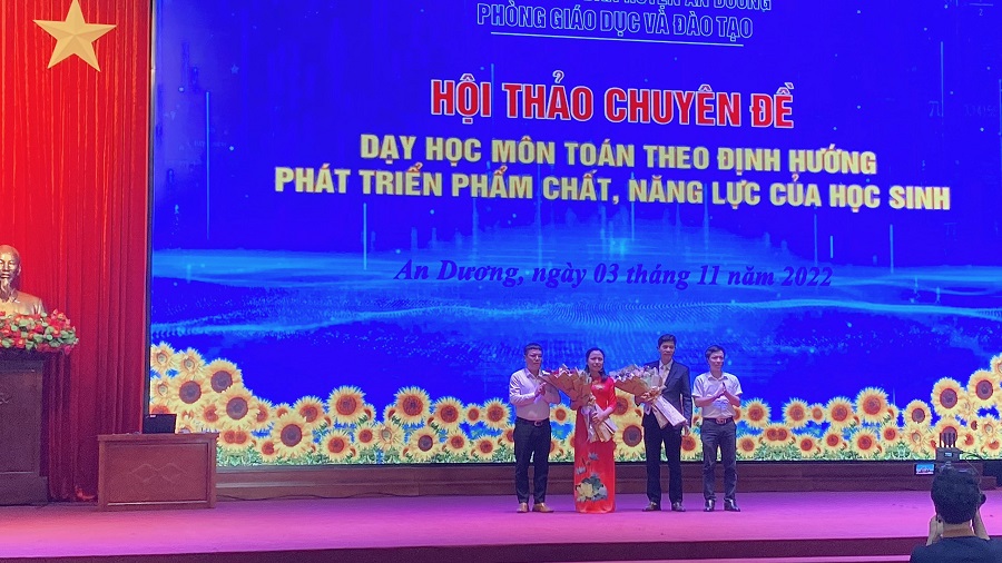 Ban tổ chức tặng hoa cho giáo viên tham gia dạy tiết minh họa của chuyên đề do Phòng GD&ĐT huyện An Dương tổ chức 