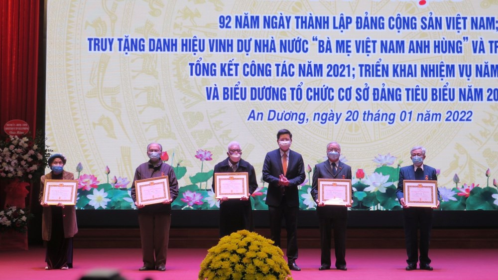 Phó Chủ tịch Thường trực UBND thành phố Lê Anh Quân trao truy tặng danh hiệu vinh dự nhà nước Bà Mẹ Việt Nam Anh hùng cho thân nhân các Mẹ