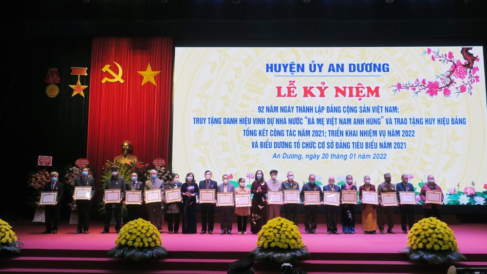 Lãnh đạo huyện An Dương trao huy hiệu cho các đồng chí đảng viên