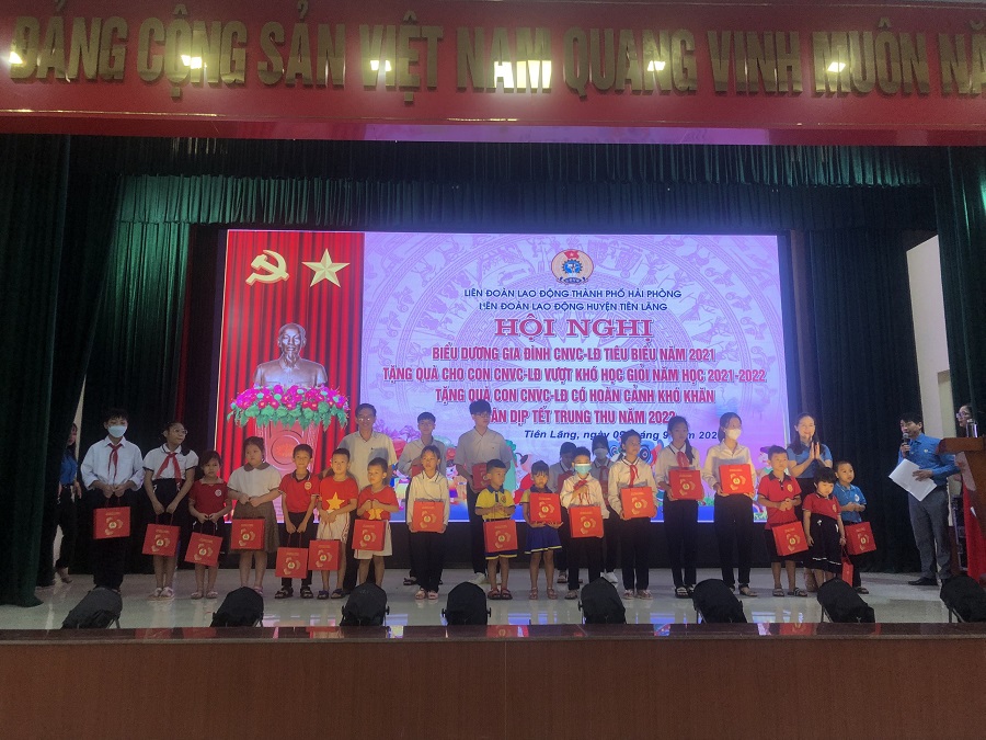 Đại diện lãnh đạo huyện Tiên Lãng tặng quà cho con em công nhân viên chức, người lao động huyện Tiên Lãng vươn lên học giỏi